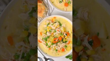 Delicious Chicken Pot Pie Soup | Fall Recipes #recipes