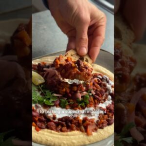 There’s a secret twist to this one! Smoky Choc Chilli Hummus Bowl 💚