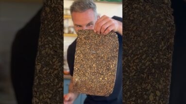 Golden, crispy & just 4 ingredients! Gluten Free Chia Seed Crackers 💯