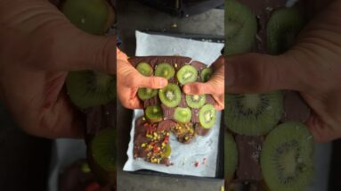 Kiwi Bark 🥝 5 min snack packed with Vitamin C, Fibre, Potassium and antioxidants 💚