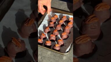 High-protein, whole-food Choc Pecan Protein Balls 💚