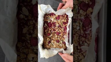 Dessert for breakfast? Enter our healthier Berry Crumble Breakfast Bars 🙌