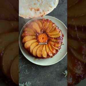 Ready to steal the show this Christmas? This Sticky Upside-Down Gingerbread Cake is showstopper 💯