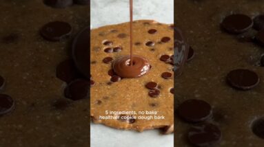 This 5-ingredient, no-bake cookie dough bark is made from whole-food ingredients 💚
