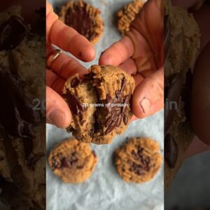 High Protein Peanut Butter Cookies! 💪🍪 Naturally sweet, 20g plant-based protein and so satisfying!