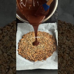 This chocolate sesame brittle is a healthier snack packed with healthy fats, calcium, and fibre 🌱